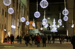 The new students enjoyed the last night of Christmas lights before today's official start of the semester (couresty of inperugia.com).