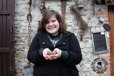 Umbra alumna Caitlin Smith poses with a handful of recently-hunted truffles on a Food Studies Program field trip. 